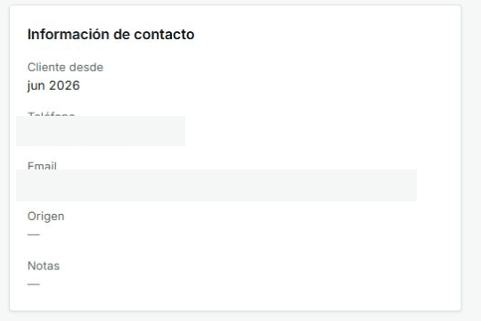 Tarjeta de información de contacto de un cliente con teléfono y email ocultos